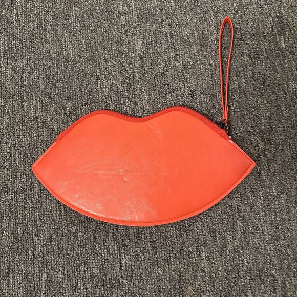 Betsey Johnson Red Lips Clutch Flat Wristlet Wallet Lipstick Zipper - Picture 2 of 2